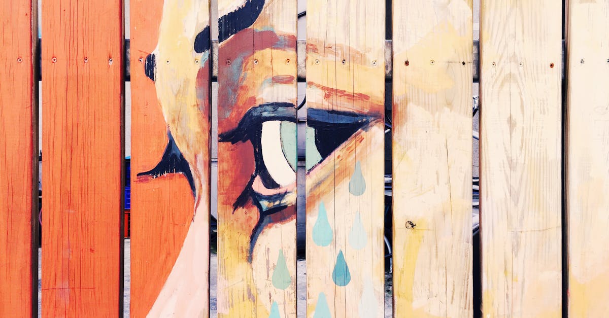 Do fence panels need to be dry before painting?